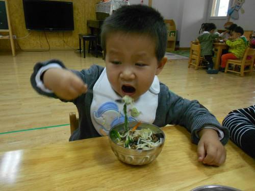 幼儿园安排孩子吃鸡蛋面，孩子却说没鸡蛋，老师的解释让家长生气