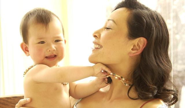 陈冲因生下女儿而弃养双胞胎，这些明星却将领养的孩子视如己出