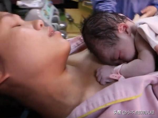 产妇第一眼看到新生儿，5张产房实拍图片，令人泪目
