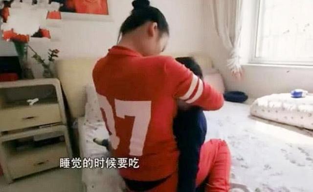 10岁男孩还需要妈妈奶睡，这个年纪还没断奶，恐毁两代人