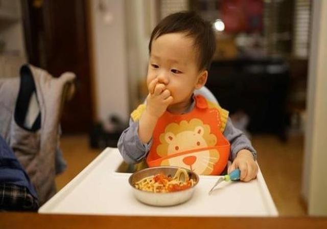 孩子吃饭总嫌淡，看了孩子的早餐之后，医生：没一样有营养