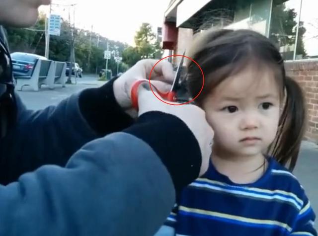爸爸心血来潮，在路边帮女儿把头发给剪了，回家妈妈看到就惨了