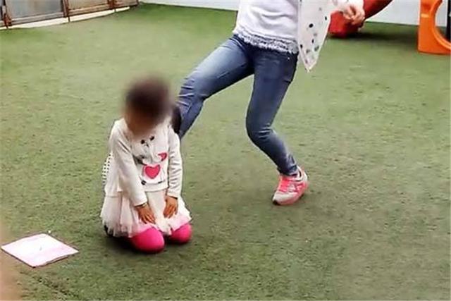 第一天上幼儿园孩子就被“丢”，爷爷忙报警，老师却称不知情？
