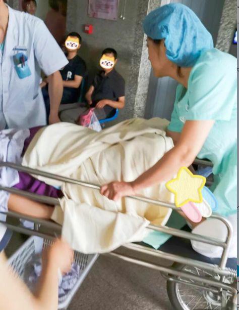 二胎妈妈脐带脱落情况危急，“最美”医生为她长跪20分钟，泪目