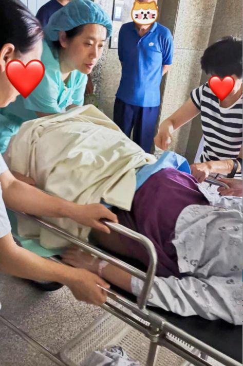 二胎妈妈脐带脱落情况危急，“最美”医生为她长跪20分钟，泪目