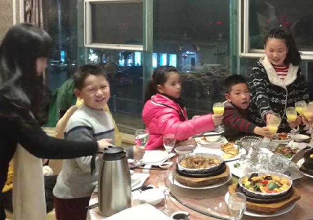 带儿子做客，儿子小声说“菜太难吃”，面对尴尬，妈妈的做法大赞