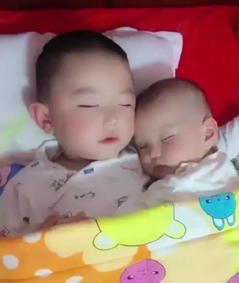 大宝哄二宝睡觉，妈妈掀开被子看见暖心一幕，谁说二胎家庭多不幸
