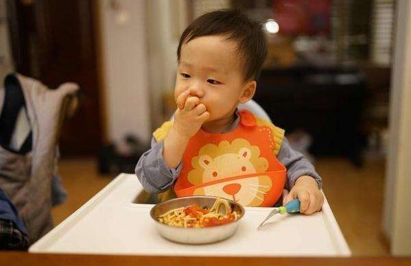 5岁男娃不吃不喝，脾虚入院，儿科医生：再宠娃，也别做3件事