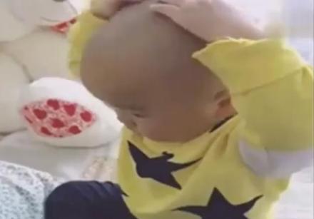 孩子睡着时被妈妈偷偷剃成光头，醒来后的反应，把妈妈逗乐了