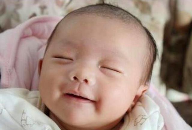 宝宝睡觉时，为什么会抿嘴偷笑？新生儿的小秘密，你知道几个