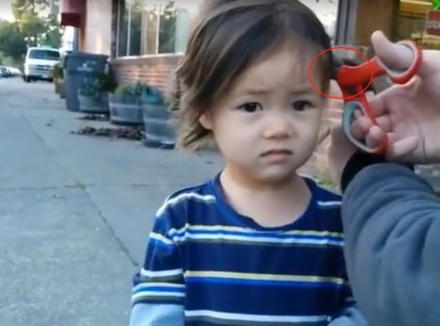 爸爸心血来潮，在路边帮女儿把头发给剪了，回家妈妈看到就惨了