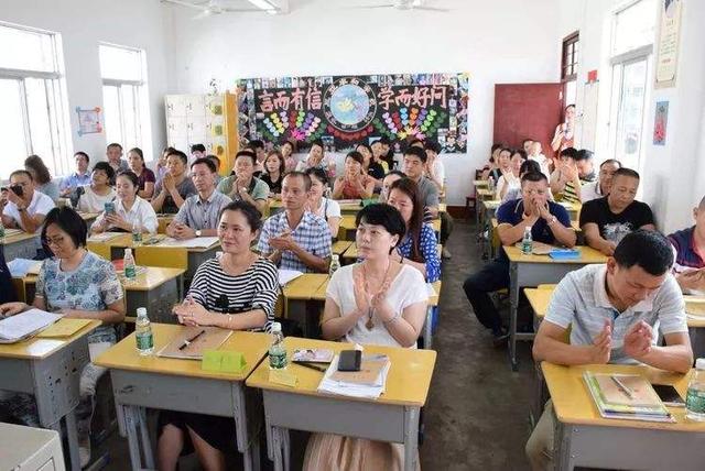 父母精心打扮，参加女儿家长会，却让自己孩子成为了群嘲对象