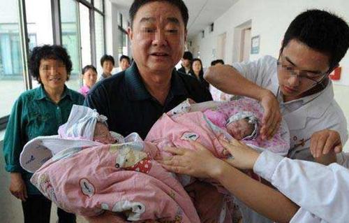 50岁大妈为了拼儿子生二胎，儿子出生后家里大乱，这可咋办呀