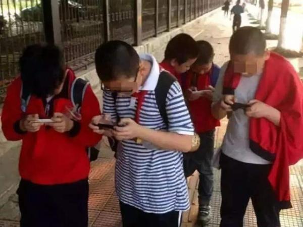 你整天抱着手机，凭什么抱怨孩子沉迷于网络短视频