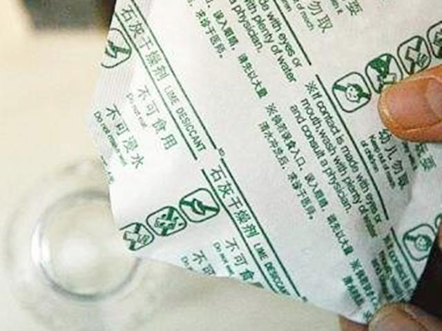 宝宝误食干燥剂，这位爸爸的紧急处理，连医生都称赞不已