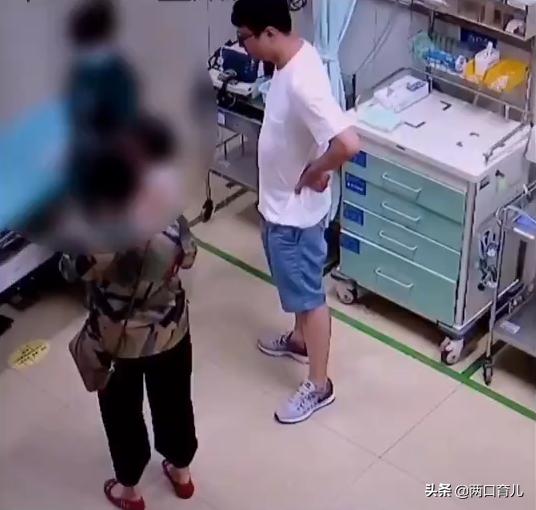 奶奶在沙发上打盹，1岁女童误食8片降压药，医生：幸好送的及时