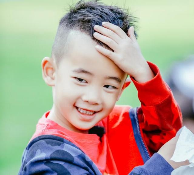孩子总爱恶作剧惹人烦，家长别急着骂，这些孩子的“暗号”要分清