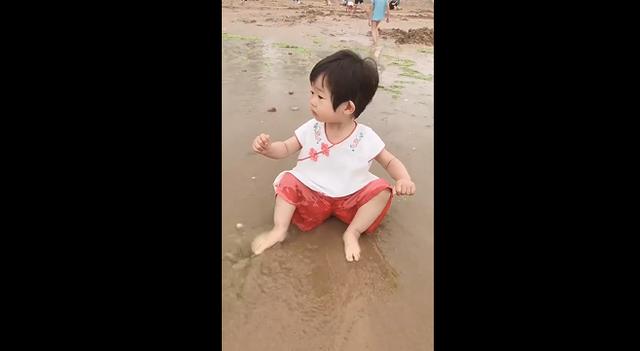 最近这位宝宝火了，萌娃第一次见到海浪，萌娃：你不要过来啊啊啊