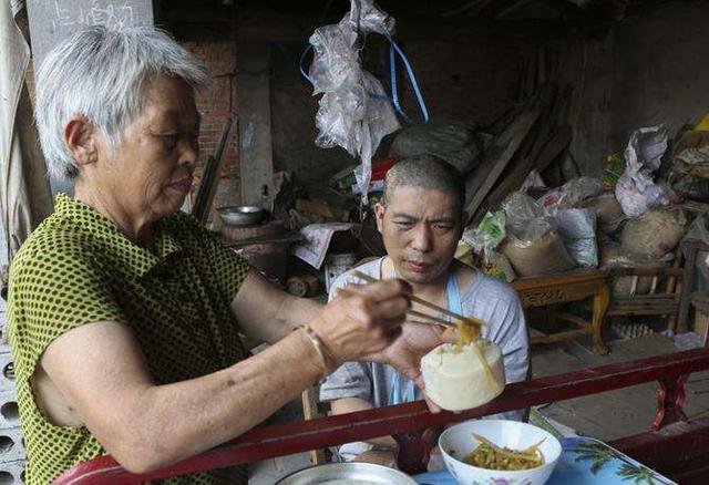 孕妈脚肿乱穿鞋酿成悲剧，为了宝宝健康，这些鞋不要再穿了