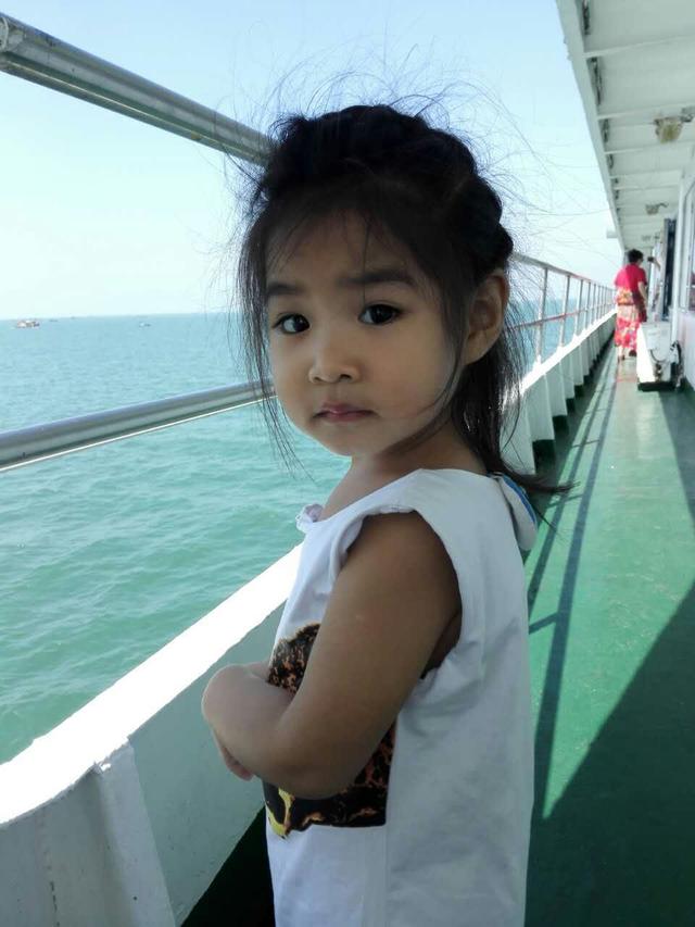 孩子用哭来威胁父母，这2位妈妈的做法，让孩子走向不同的人生