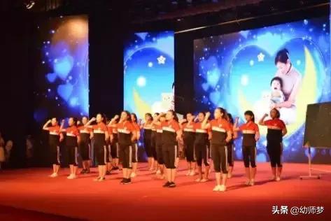 幼师在群里发了几张照片，宝妈却大闹学校，最后园方道歉