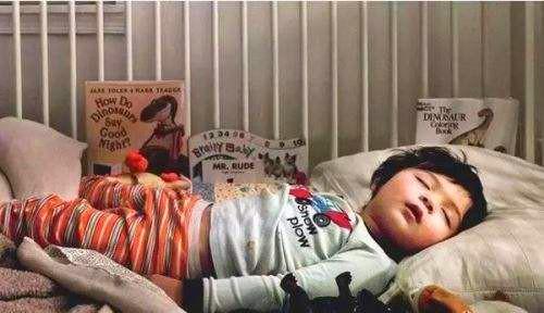 10岁男孩不愿和妈妈分床睡，你的溺爱真的会害了孩子的