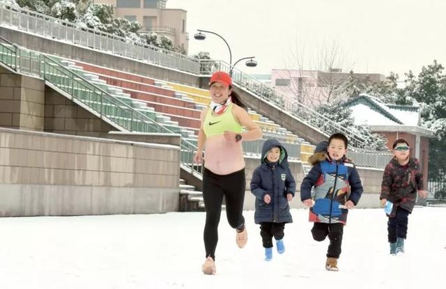 8个月孕妇冰天雪地裸肚跑步，医生告诫：别学她，这样运动才安全