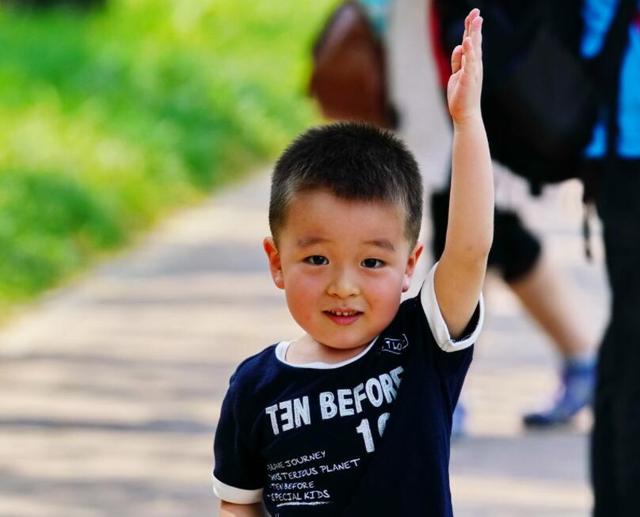 孩子总爱恶作剧惹人烦，家长别急着骂，这些孩子的“暗号”要分清