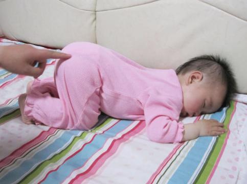 孩子喜欢“跪着”睡觉，该不该纠正？医生：很多家长都错了