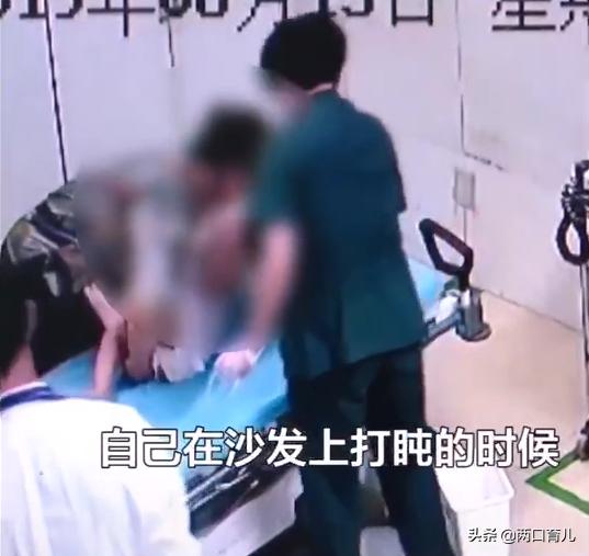 奶奶在沙发上打盹，1岁女童误食8片降压药，医生：幸好送的及时