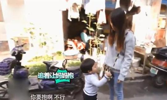 妈妈市场大骂调皮孩子，当她听到自己的录音后，情绪渐渐奔溃