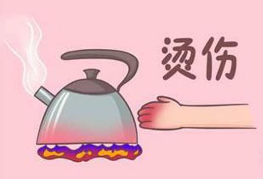 孩子意外烫伤后，先脱衣服还是先冲水？正确的急救步骤是什么？