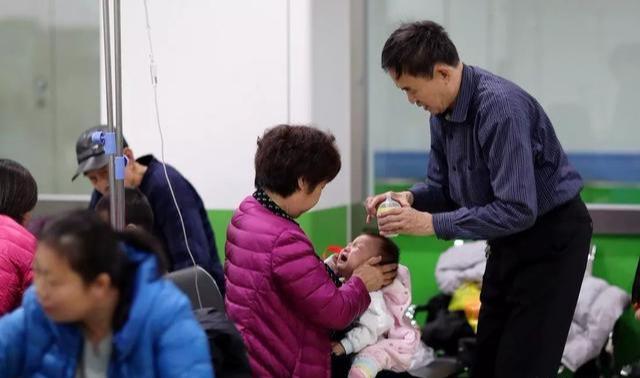 医生忠告：孩子再馋，这4种食物也不要给娃吃，长大后会感谢你