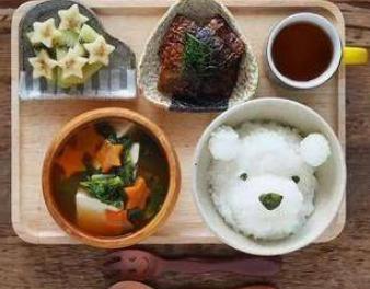 为了让儿子多吃米饭，这位日本妈妈也是拼尽才华做饭