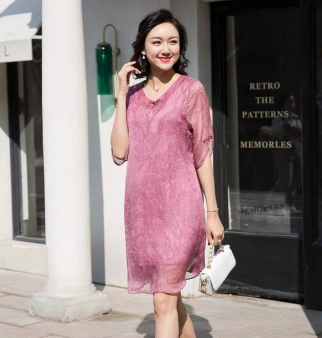 妈妈穿衣时尚显年轻，儿女也会变得更自信，中年女人多学着点