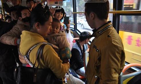 公交车上女儿给老人让座，妈妈赶忙阻止，反而被众人称赞