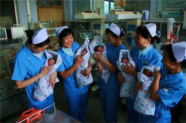 女子早产生下5胞胎，医生看到5个婴儿性别，真替家属高兴
