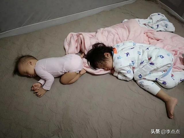 娃们的睡姿，我已经笑到不能自己
