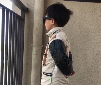 3岁孩子犯错在阳台罚站，妈妈以为在认真反省，走近一看哭笑不得