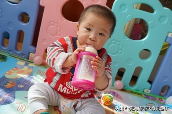 孩子到了这个年纪别再用奶瓶！儿科医生：吸管杯的这些好处别忽视
