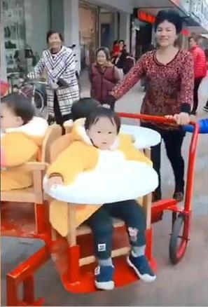 家有三胞胎孙女，奶奶带娃上街都是这样的画风，真让人羡慕