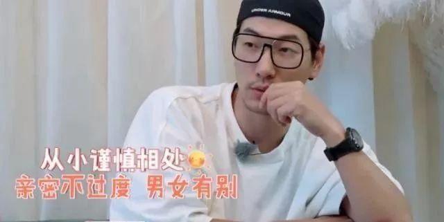 孩子撞见爸妈做这种事情，爸妈尴尬回应：我们在玩游戏