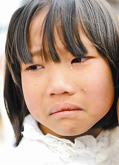 4岁女娃视力受损，只因石灰洒进眼睛，医生劝告：早学会3招娃没事