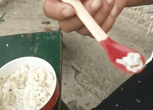 “喂饭奶奶”火了，给6个月宝宝穿棉袄，喂米饭，网友：心疼孩子