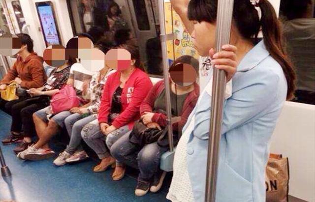 孕妈地铁上被逼让座，一波三折后，小学生的话让众人羞愧