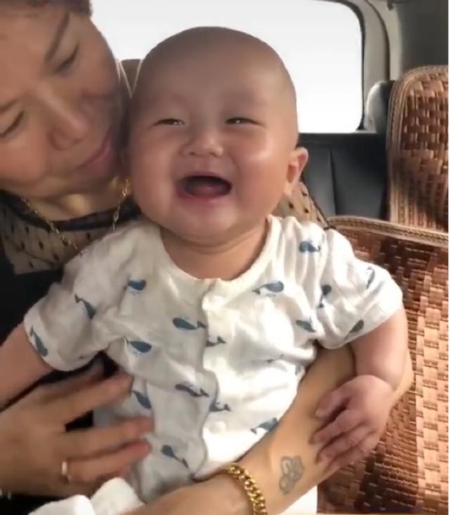宝宝跟妈妈玩得很开心，爸爸硬凑热闹，接下来宝宝反应让爸爸心酸