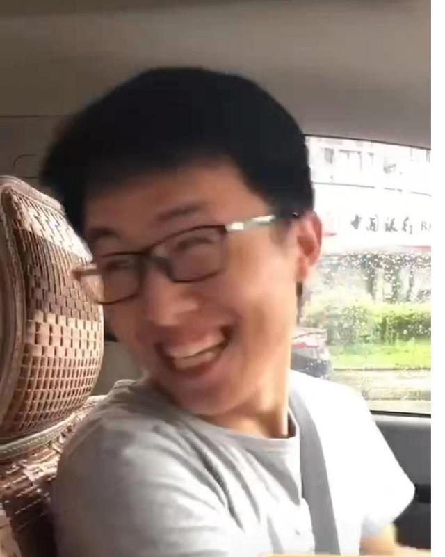 宝宝跟妈妈玩得很开心，爸爸硬凑热闹，接下来宝宝反应让爸爸心酸