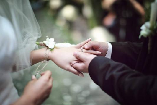 剖腹产一周后产妇伤口崩开，医生怒斥老公：“真不配做人家丈夫”