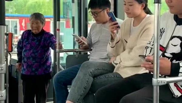 公交车上女儿要给老婆婆“让”座，妈妈霸气阻拦，全车人表示认同