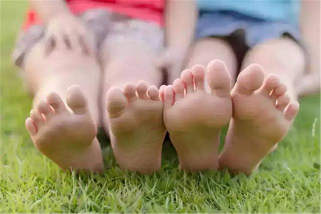 夏天孩子能不能“光脚”？还不知道的父母，听听医生怎么说